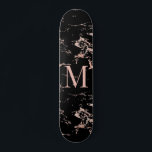 Skateboard Monograma de Rosa de Mármol Negro Girly<br><div class="desc">Motograma monograma de Rosa de mármol negro con rosa de cobre de moda de oro/rosa sobre mármol negro y su monograma personalizado. Perfecto para tu estética de lujo y jovencita.</div>