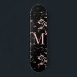 Skateboard Monograma de Rosa de Mármol Negro Girly<br><div class="desc">Motograma monograma de Rosa de mármol negro con rosa de cobre de moda de oro/rosa sobre mármol negro y su monograma personalizado. Perfecto para tu estética de lujo y jovencita.</div>