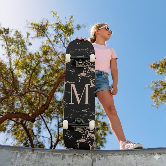 Skateboard Monograma de Rosa de Mármol Negro Girly (Girly Black Marble Rose Gold Foil Monogram Skateboard)