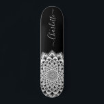 Skateboard Monograma del patrón de manala blanca negra<br><div class="desc">Un blanco vibrante sobre un patrón de mandala abstracta negro con un impresionante patrón simétrico. Símbolo único y audaz del universo.</div>