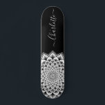 Skateboard Monograma del patrón de manala blanca negra<br><div class="desc">Un blanco vibrante sobre un patrón de mandala abstracta negro con un impresionante patrón simétrico. Símbolo único y audaz del universo.</div>