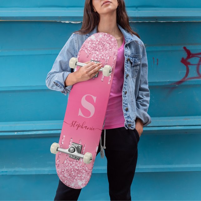 Skateboard Monograma del Purpurina de espuma rosada (Girly Pink Sparkle Glitter Monogram Skateboard)