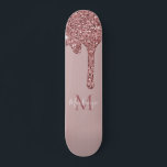 Skateboard Monograma del Purpurina Girly Glam Rosa Gold Drin<br><div class="desc">Girly Rosa Purpurina de espuma de oro Drips Monograma Skateboard con modas falsas color rosa/rosa purpurina de oro gotean sobre un fondo de moda con su personalizado monograma y nombre. Excelente para cualquiera que ame el lujoso estilo de vida glam. ¡Ideal para tu estética de lujo! Estás goteando en lujo...</div>