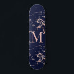 Skateboard Monograma del Rosa de mármol azul de la Marina de<br><div class="desc">Relieve metalizado dorado Monograma de Rosa de mármol azul de la Marina Girly con rosa de cobre de oro/rosa a la moda sobre mármol azul marino y su monograma personalizado. Perfecto para tu estética de lujo y jovencita.</div>
