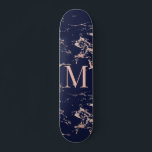 Skateboard Monograma del Rosa de mármol azul de la Marina de<br><div class="desc">Relieve metalizado dorado Monograma de Rosa de mármol azul de la Marina Girly con rosa de cobre de oro/rosa a la moda sobre mármol azul marino y su monograma personalizado. Perfecto para tu estética de lujo y jovencita.</div>