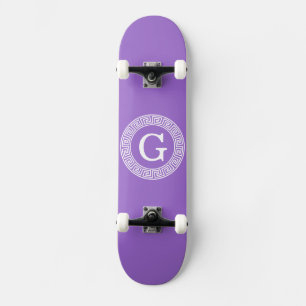 Skateboard Monograma dominante griego blanco Amethyst de la
