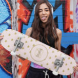 Skateboard Monograma Girly Elegante con nombre<br><div class="desc">Este Monograma y Nombre de Chica para skateboard es el regalo perfecto para cualquier ocasión. Esta plantilla se puede personalizar con su fuente, color y texto favoritos para hacer que su trabajo artístico sea único. Simplemente desplácese hacia abajo después de realizar su compra y haga clic en "Detalles" donde encontrará...</div>