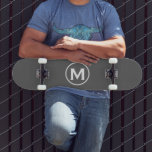 Skateboard Monograma gris mínimo<br><div class="desc">Diseño monograma minimalista con emblema monográfico gris y blanco con tipografía de bloques clásica inicial sobre un fondo gris simple.</div>