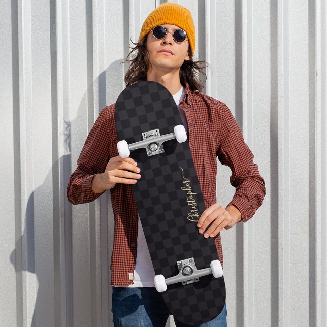 Skateboard Monograma Guay Gold del patrón de negro controlado (Cool Black White Chevron Pattern Gold Monogram Skateboard)