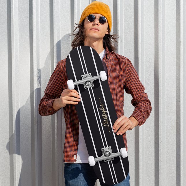 Skateboard Monograma Guay Skater de bandas blancas clásicas (Classic Black White Stripes Cool Skater Monogram Skateboard)