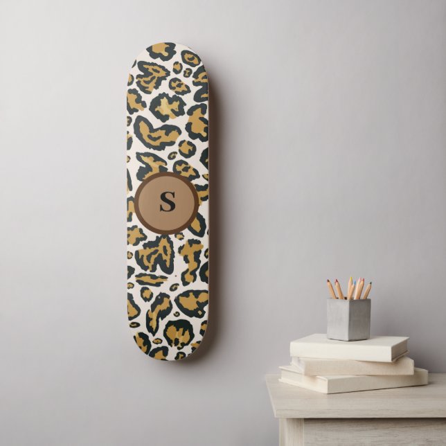 Skateboard Monograma inicial del patrón de leopardo marrón (Arte de la pared)