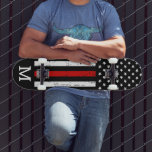Skateboard Monograma personalizado de bombero línea roja delg<br><div class="desc">Delgado Skateboard de Línea Roja - Bandera estadounidense en colores de bandera de bomberos, diseño angustiado . Personaliza este patinador con monograma inicial. Esta cubierta personalizada para patinadores de bomberos es perfecta para bomberos, bomberos, graduados de bomberos y regalos de retiro. DERECHOS RESERVADOS © 2020 Judy Burrows, Black Dog Art...</div>