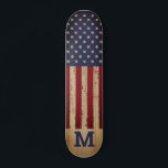 Skateboard Monograma personalizado ruso de bandera estadounid<br><div class="desc">Patinaje de la bandera estadounidense en un desgastado diseño de madera . Este diseño de patinaje con estrellas y rayas de color rojo blanco y azul de los estados unidos es perfecto para regalos militares de graduación. Personaliza este patineta de bandera estadounidense con un primer monograma. DERECHOS RESERVADOS © 2020...</div>