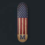 Skateboard Monograma personalizado ruso de bandera estadounid<br><div class="desc">Patinaje de la bandera estadounidense en un desgastado diseño de madera . Este diseño de patinaje con estrellas y rayas de color rojo blanco y azul de los estados unidos es perfecto para regalos militares de graduación. Personaliza este patineta de bandera estadounidense con un primer monograma. DERECHOS RESERVADOS © 2020...</div>