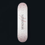 Skateboard Monograma Rosa de oro personalizado<br><div class="desc">Un patinador personalizado de moda y elegante purpurina rosa con monograma. Un guión elegante inicial para un toque de elegancia moda. Añade algo de brillo a tu experiencia de embarque. Personaliza con tu nombre, monograma, inicial o texto. Si lo prefiere, puede cambiar el color del texto y el estilo de...</div>