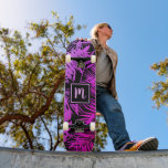 Skateboard Monograma rosa rosado rosado rojo oscuro fresco de<br><div class="desc">Trae un poco de los trópicos de la jungla a las calles de tu ciudad cada vez que usas una pizarra fresca, de moda, moderna, con un monograma inicial escrito a mano sobre un patrón gráfico de hojas de palma de gradiaciones negras, vívidas, angustiadas, rosadas y púrpura sobre negro. Hace...</div>