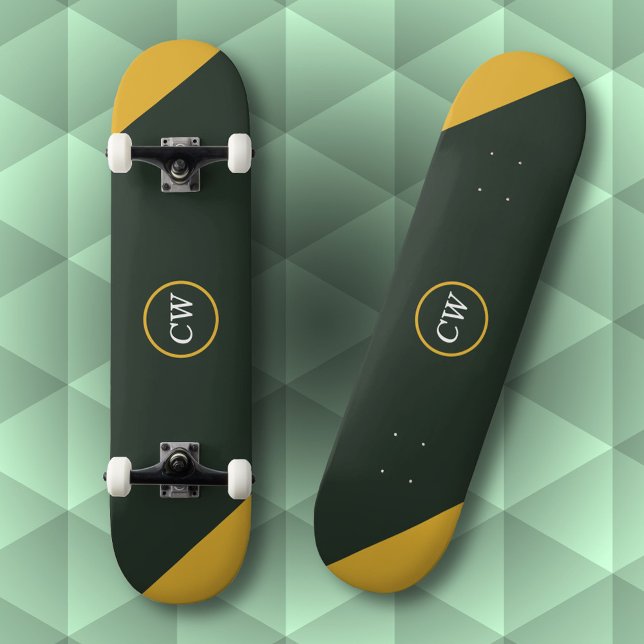 Skateboard Monograma verde de dos tonos de oro y bosque (Two Tone Gold & Forest Green Monogram Skateboard)