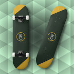 Skateboard Monograma verde de dos tonos de oro y bosque<br><div class="desc">Un patinador de dos tonos de color verde del bosque y dorado con letras blancas de monograma.</div>
