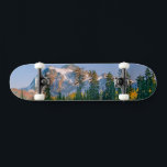 Skateboard Monte Shuksan reflejado en el lago Reflection<br><div class="desc">El Monte Shuksan se refleja en el lago Reflection en el Área de Recreación Nacional Mount Baker en una tarde de otoño en North Cascades,  Condado de Whatcom,  Washington,  EE. UU.</div>
