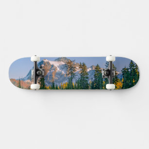 Skateboard Monte Shuksan reflejado en el lago Reflection