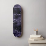 Skateboard Moody Agate | Glam Púrpura Indigo Profundo Mediano<br><div class="desc">Las acuarelas de la década de 1990 inspiradas en el color gris oscuro y sofisticado marcan la piedra de agate en un tono de joya hondo con Relieve metalizado metálico falso y venas purpurinas en un rico y dramático giro de fluidos abstractos y venas purpurinas. De la colección "Hasta la...</div>
