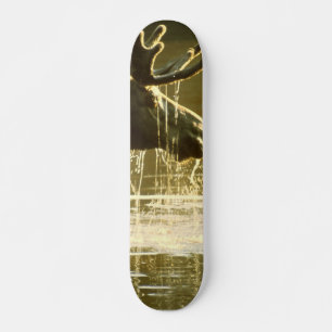 Skateboard Moose hundiendo su cabeza en el agua