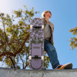 Skateboard Morado personalizado, murciélago Personalizado de<br><div class="desc">Agregue un nombre u otro texto para crear su propio skateboard personalizado. Este tablero presenta un lindo ilustracion personalizado de un murciélago contra un fondo de color morado ahumado,  todo acentuado por un divertido patrón de murciélagos y puntos de polka.</div>