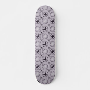 Skateboard Morado violeta y mariposas blancas revolotean
