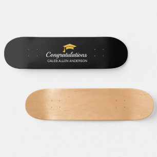 Skateboard Mostrador de patinaje sobre el gorro de graduación
