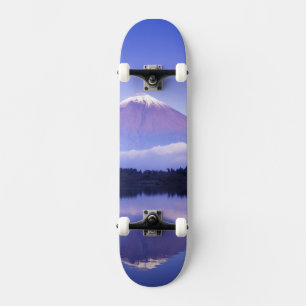 Skateboard Mt. Fuji con nube lenticular, lago Motosu,