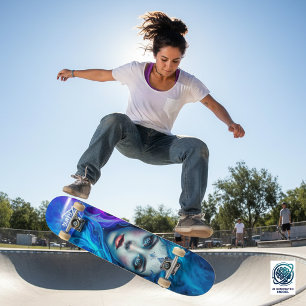Skateboard Mujer Misteriosa Emergente de Llamas Azules y Mora
