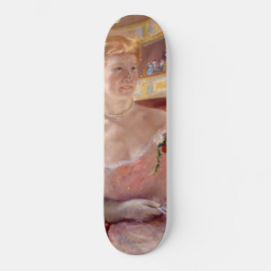 Skateboard Mujer norteamericana con collar de perla y vestido