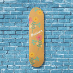 Skateboard Mustard Retro Daisy Bouquet Pattern<br><div class="desc">Patinaje Mustard Retro Daisy Bouquet Pattern. Moderna cosecha de boho con moderno diseño de patrones florales urbanos por Dreaming Cocoon. Personalice y añada nombre a la cubierta de patinaje. Un regalo perfecto para un chica que ama el patinaje y las flores de bonito.</div>