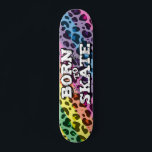 Skateboard Nacido para patinar la colorida redacción de grafi<br><div class="desc">El skateboard de Guay presenta un fondo de moda en los lugares de leopardo del arco iris con la frase "Nacido para patinar" en un tipo de graffiti blanco moderno.</div>