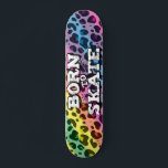Skateboard Nacido para patinar la colorida redacción de grafi<br><div class="desc">El skateboard de Guay presenta un fondo de moda en los lugares de leopardo del arco iris con la frase "Nacido para patinar" en un tipo de graffiti blanco moderno.</div>
