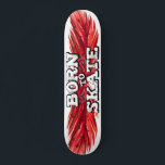 Skateboard Nacido para patinar plumas rojas con la redacción<br><div class="desc">Patineta de Guay con la frase "Nacido para patinar" en un tipo de graffiti blanco moderno con fondo de pluma roja.</div>
