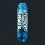 Skateboard Nacido para patinar sobre la acuarela azul de la r<br><div class="desc">Patineta de Guay con un hermoso fondo de color azul con la frase "Nacido para patinar" en un tipo de graffiti blanco moderno.</div>