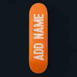 Skateboard naranja brillante personalizado<br><div class="desc">Presentamos el skateboard clásico con un fondo de color sólido en naranjas brillantes y audaces fuentes blancas! Personalízalo con tu nombre, haciéndolo único tuyo. Perfecto para las sesiones de skate park, los trucos callejeros o los paseos por la ciudad. Diseñado por el innovador Alma Wad, este patinaje no es sólo...</div>