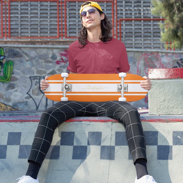 Skateboard Naranja clásico Bandas de Carreras blanca Monogram (Classic Orange White Racing Stripes Gold Monogram Skateboard)