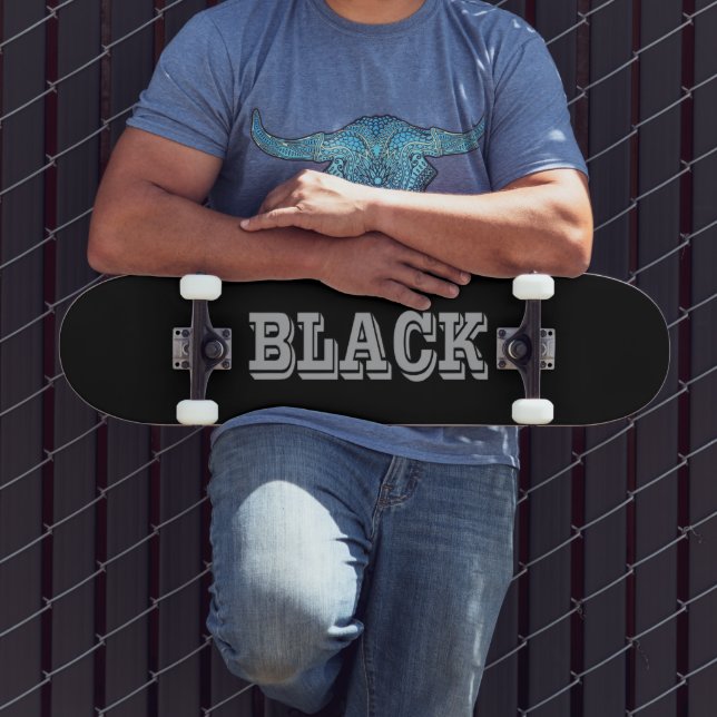 Skateboard Negro Con Texto Gris Sobre Color Sólido Negro (Exterior 3)