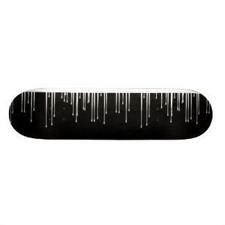 Skateboard Negro en los goteos blancos de la pintura