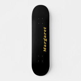 Skateboard negro sólido con su nombre en estilo