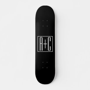 Skateboard Negro y Blanco Iniciales de Parejas