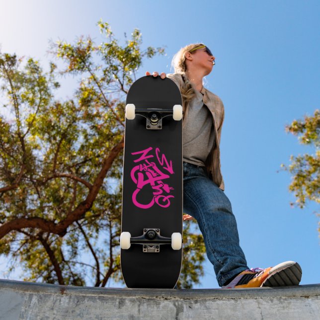 Skateboard Neon Pink “Queen” Graffiti (Exterior 1)