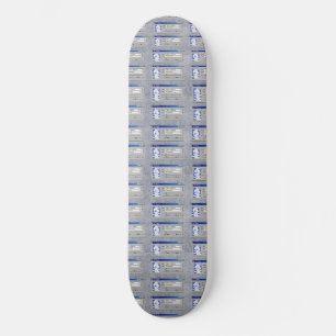 Skateboard "NewJeans Card Print Skateboard: ¡Viaje en estilo