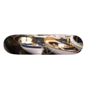 Skateboard Niebla rodea cuatro botes atracados.