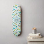 Skateboard Niños Patrones de Dinosaurios Azules Guay<br><div class="desc">Este moderno y fresco diseño de skateboard para niños presenta un patrón de dinosaurio,  con un t-rex y triceratops impreso en un fondo azul,  y puede ser personalizado con el nombre y el monograma de sus chicos. El regalo perfecto para los amantes del patinaje.</div>