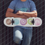 Skateboard Nombre de color de agua de Donuts mixtos Skateboar<br><div class="desc">Skateboard con Patrón de diseño de donut con donuts pintados a mano y diseño de fondo de rociado.</div>
