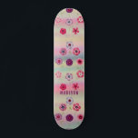 Skateboard Nombre de Flores Púrpuras Irlandesas Modernas Girl<br><div class="desc">El nombre de las flores moradas rosadas irlandesas modernas y de colores vivos presenta un fondo iridiscente moderno con flores rosadas y violetas con su nombre personalizado. Personalice editando el texto en el cuadro de texto proporcionado. Diseñado por ©Evco Studio www.zazzle.com/store/evcostudio</div>