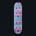 Skateboard Nombre de Flores Púrpuras Irlandesas Modernas Girl<br><div class="desc">El nombre de las flores moradas rosadas irlandesas modernas y de colores vivos presenta un fondo iridiscente moderno con flores rosadas y violetas con su nombre personalizado. Personalice editando el texto en el cuadro de texto proporcionado. Diseñado por ©Evco Studio www.zazzle.com/store/evcostudio</div>